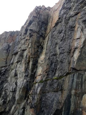 yüksek katıksız kaya duvar