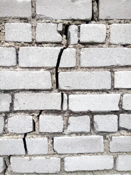 Rissige Alte Graue Ziegelmauer — Stockfoto