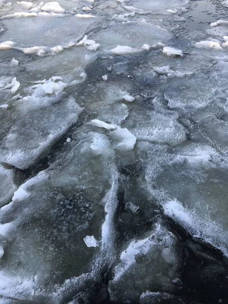 Вода Просочується Крізь Скоринки Сірого Розтопленого Льоду — стокове фото