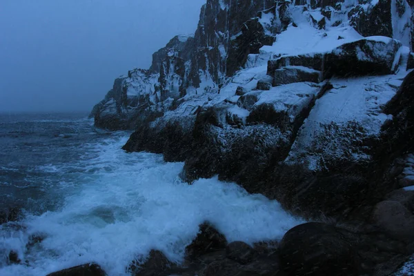 Fırtına Dalgaları Kışın Kırılır Kasvetli Kıyı Kayaları Karla Kaplanır — Stok fotoğraf