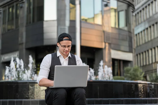 Freelancer exitoso trabajando con laptop al aire libre . — Foto de Stock