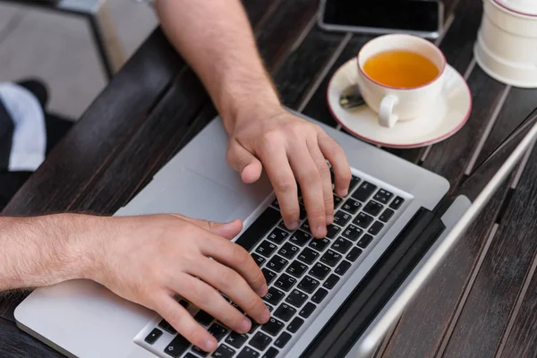 Primer plano del trabajo freelancer con portátil . — Foto de Stock