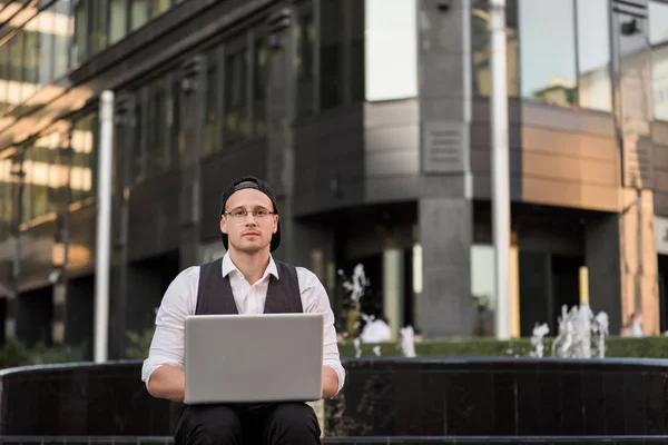 Freelancer exitoso trabajando con laptop al aire libre . — Foto de Stock