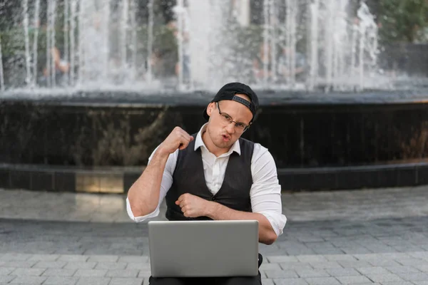 Feliz freelancer exitoso trabajando con portátil al aire libre . — Foto de Stock