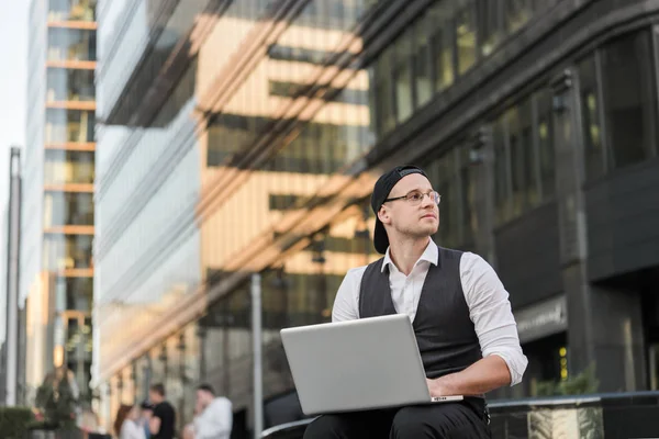 Freelancer exitoso trabajando con laptop fuera de la oficina Imágenes de stock libres de derechos