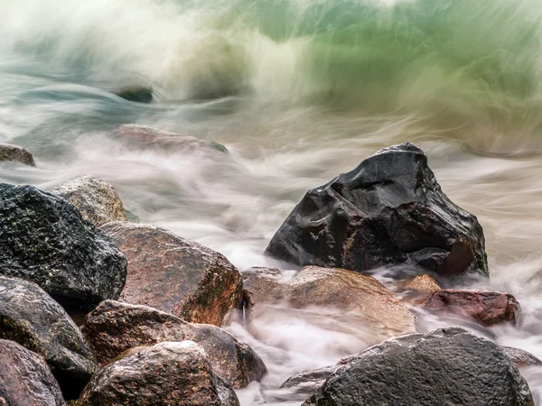 Fırtınalı denizde ile kayalık deniz kıyısı — Stok fotoğraf