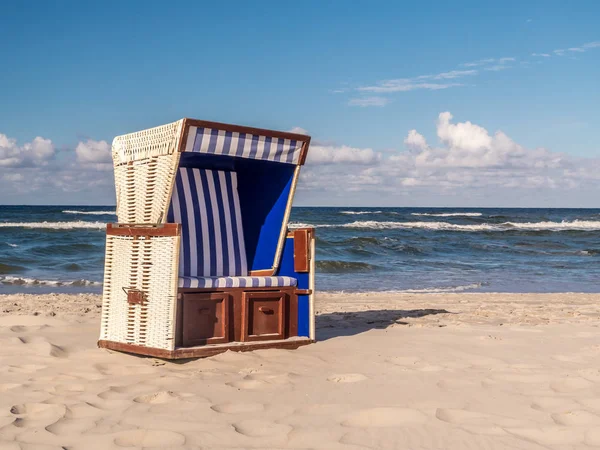 Плетений пляжний стілець — стокове фото