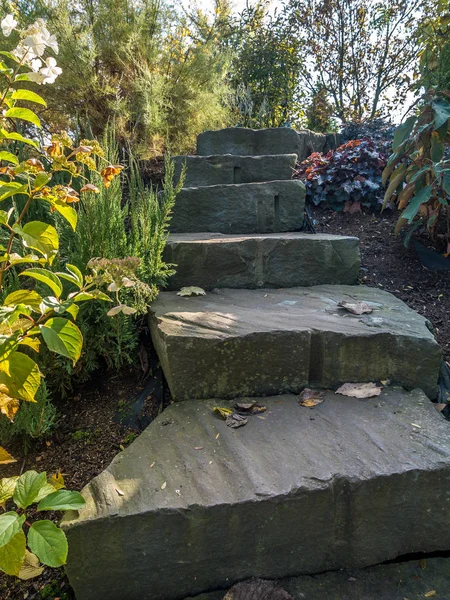 Jardín escaleras de piedra —  Fotos de Stock