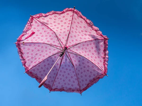 Roze paraplu in de hemel — Stockfoto