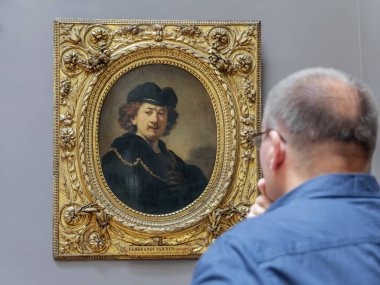 Rembrandt - bir miğfer ve bir altın zincir kendi portresi