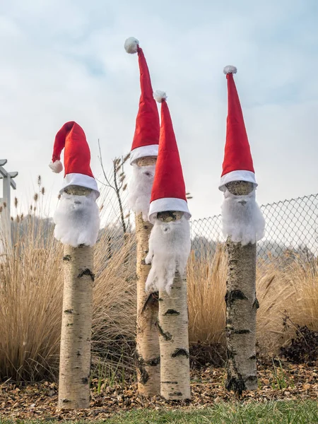 Vier Weihnachtsmänner-Gartenzwerge — Stockfoto