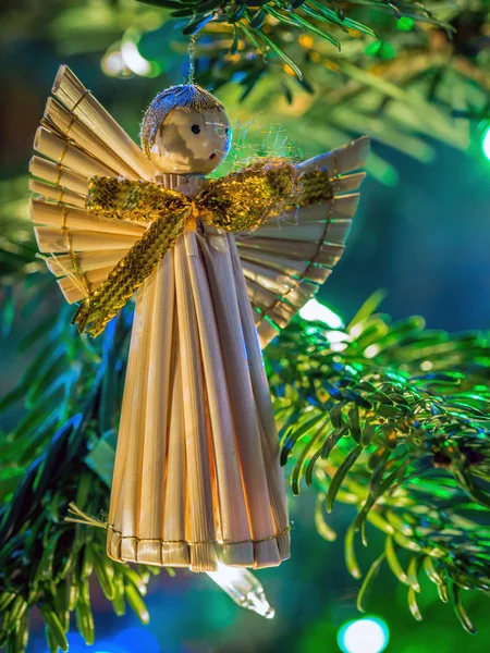 Соломенный рождественский ангел — стоковое фото