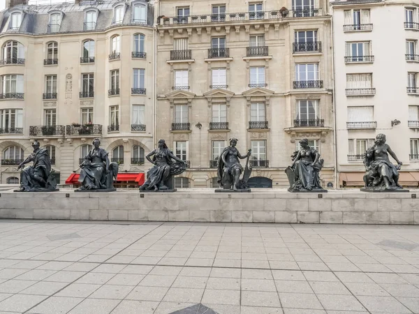 Statue di sei continenti di fronte al Museo d'Orsay — Foto Stock