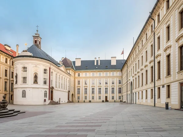 Στην αυλή του το νέο βασιλικό παλάτι, το κάστρο της Πράγας — Φωτογραφία Αρχείου