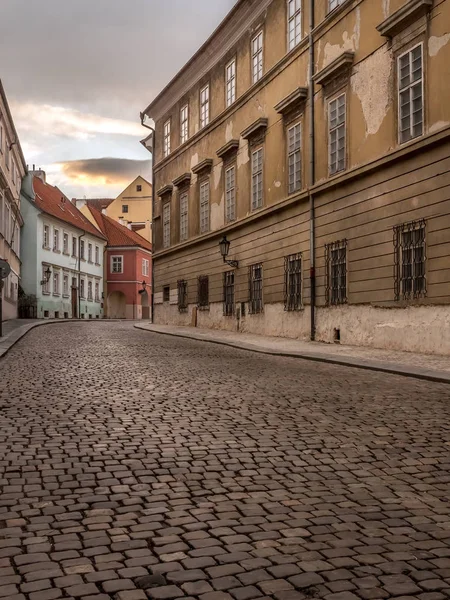 Oude geplaveide straat in Praag kasteel district — Stockfoto