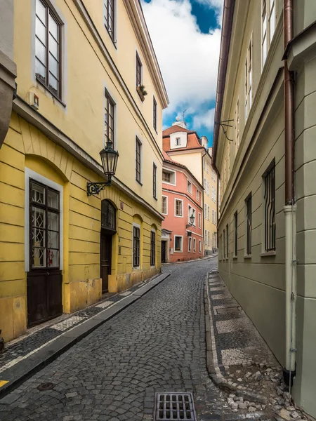 Узкая улочка булыжника в Праге — стоковое фото