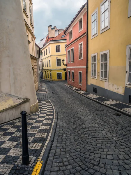 プラハの狭い石畳の通り — ストック写真