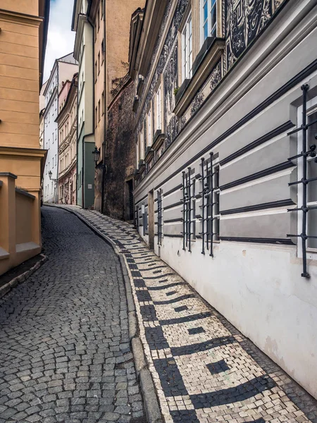 Narrow cobble street in Prague — Stock Photo, Image
