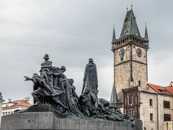 Jan Hus monument and Old Town City Hall — Stock Photo, Image