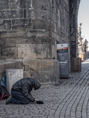Prag'daki Charles Köprüsü, dilenci
