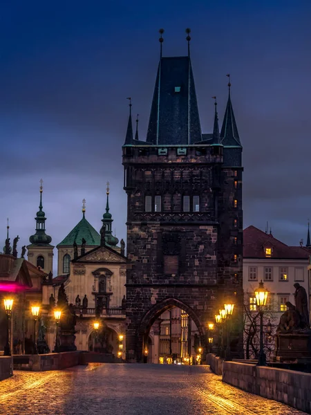 Karlsbrücke bei Nacht, Prag — Stockfoto