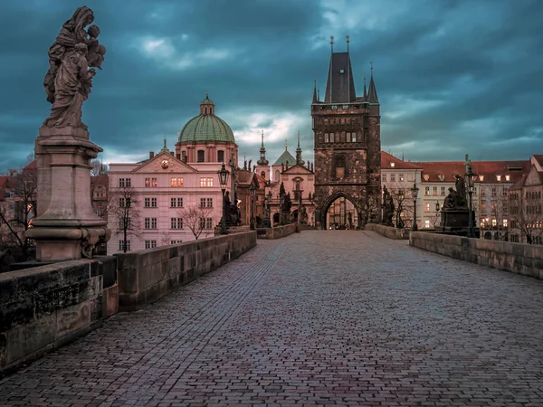 Ponte Charles em Praga ao nascer do sol — Fotografia de Stock