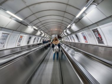 Prag metro yürüyen merdiven