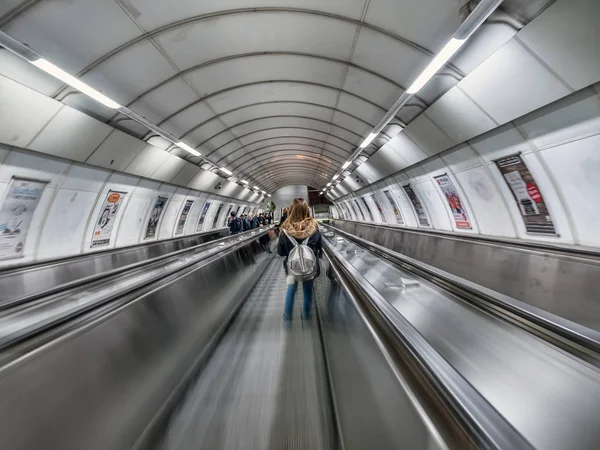 Эскалатор пражского метро — стоковое фото