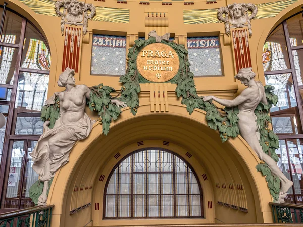 プラハの主要鉄道駅の歴史的部分 — ストック写真