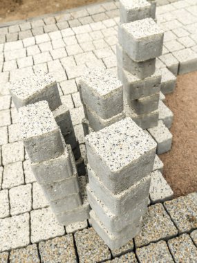 bitmemiş kaldırım yol