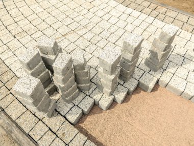 bitmemiş kaldırım yol