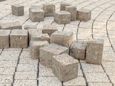 bitmemiş kaldırım yol