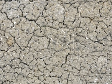 Kırık toprak yukarıdan vurdu