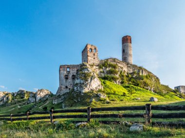 Czestochowa yakın Olsztyn ortaçağ kalesi kalıntıları