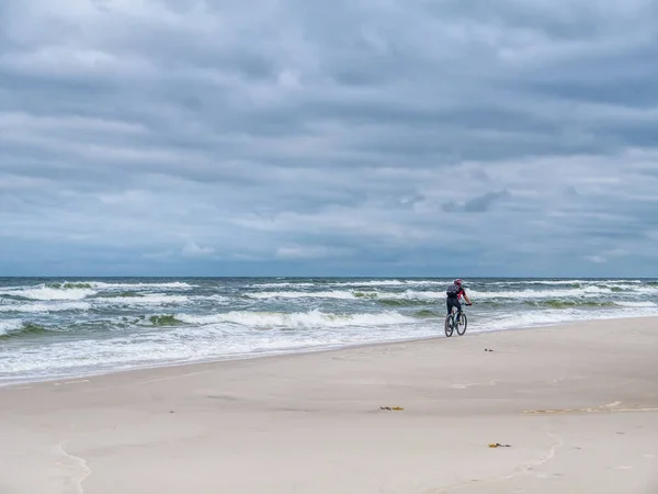 Rowerzysta na piaszczystej plaży — Zdjęcie stockowe