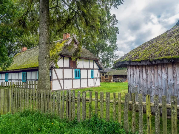 Stare drewniane zagrody w Kluki, Polska — Zdjęcie stockowe