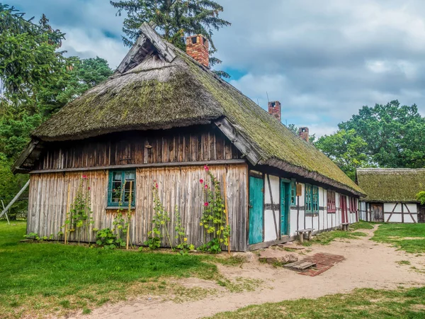 Gammel træ gård i Kluki, Polen - Stock-foto