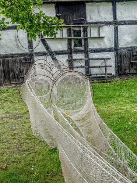 Antiga fazenda de madeira em Kluki, Polônia — Fotografia de Stock