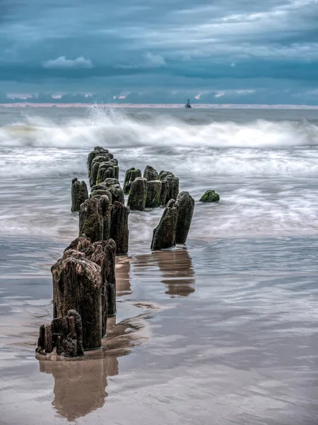 Eski ve yıpranmış ahşap dalga kesiciler — Stok fotoğraf