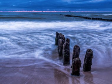 Eski ve yıpranmış ahşap dalga kesiciler
