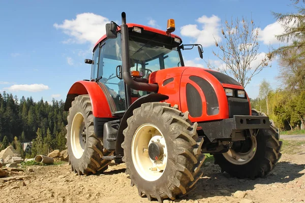 Bir çiftlik traktör