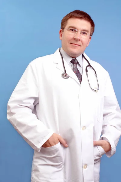 Lekarz rodzinny z stetoskop — Zdjęcie stockowe