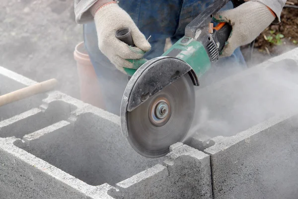 Mason cięcia betonu — Zdjęcie stockowe