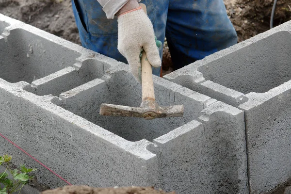 Metselaar op het werk — Stockfoto