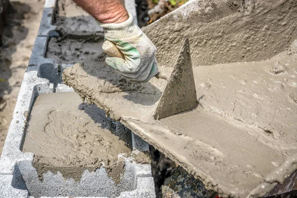 Rellenar bloques de cimentación con mortero — Foto de Stock