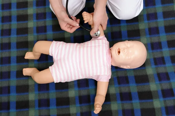 Infant puls kontrollera demonstration — Stockfoto