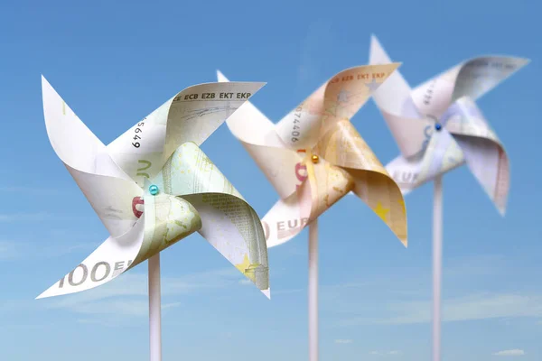 Euro speelgoed windmolens — Stockfoto