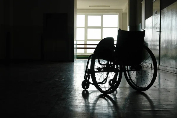 Пустое инвалидное кресло в больничном зале — стоковое фото