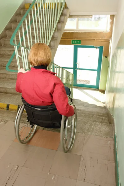 Discapacitados bajando las escaleras — Foto de Stock