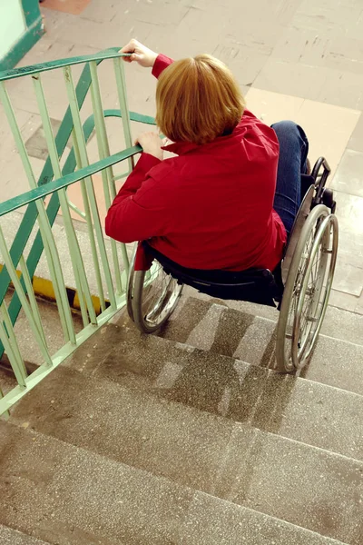 Handikappade gå downstairs — Stockfoto